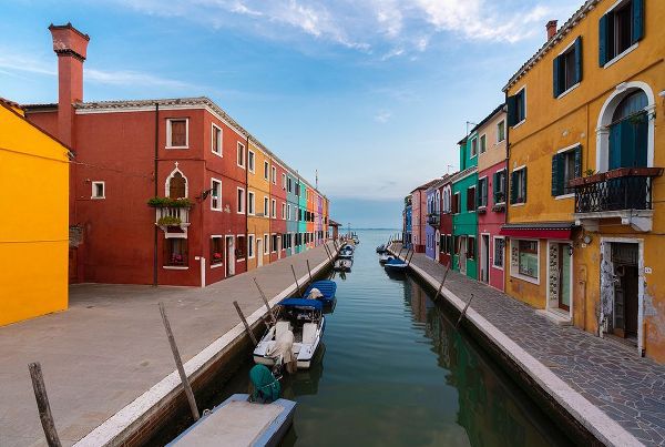 Jaynes Gallery 아티스트의 Europe-Italy-Venice-Houses and boats on canal in Burano작품입니다.